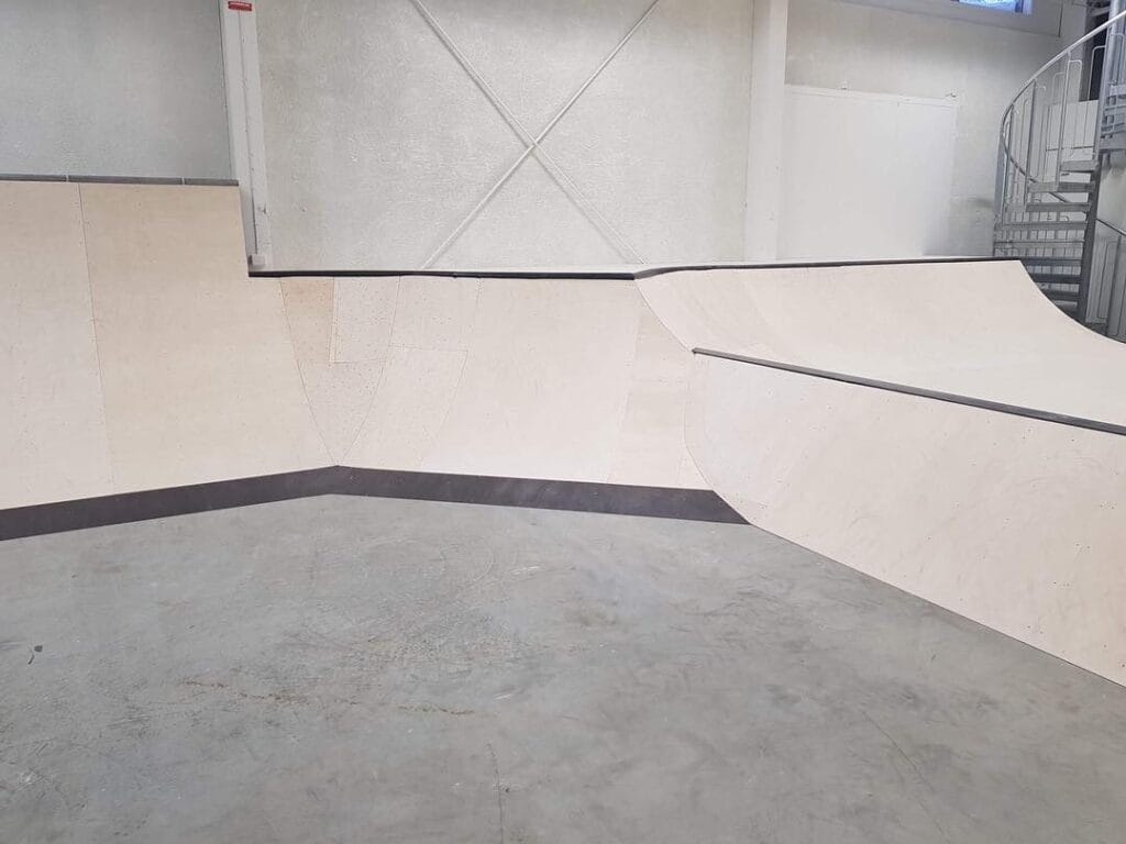 Tom skateboardramp inomhus