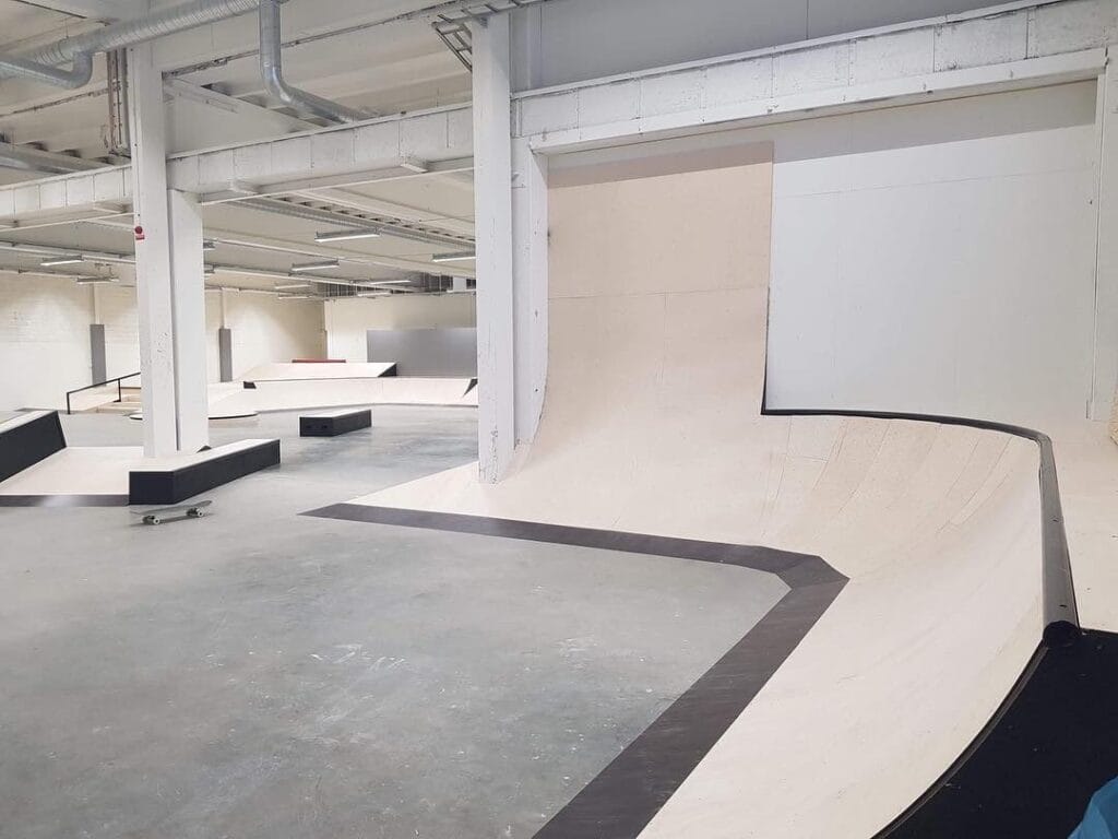 Tomt inomhus skatepark med ramper