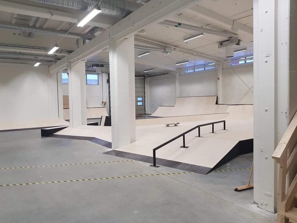 Tom inomhus skateboardpark med ramp och räcken