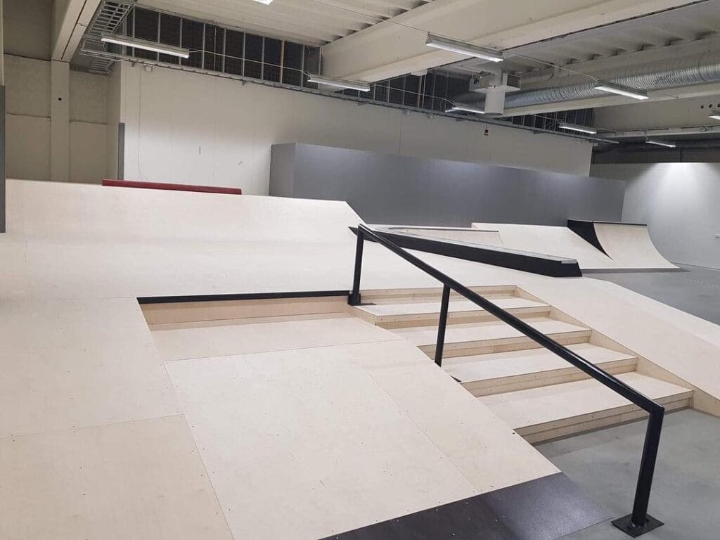 Tom inomhus skateboardpark med ramper och räcken
