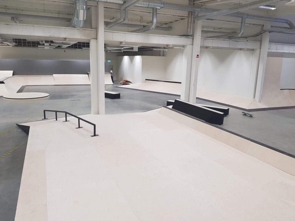 Tom inomhusskatepark med olika hinder