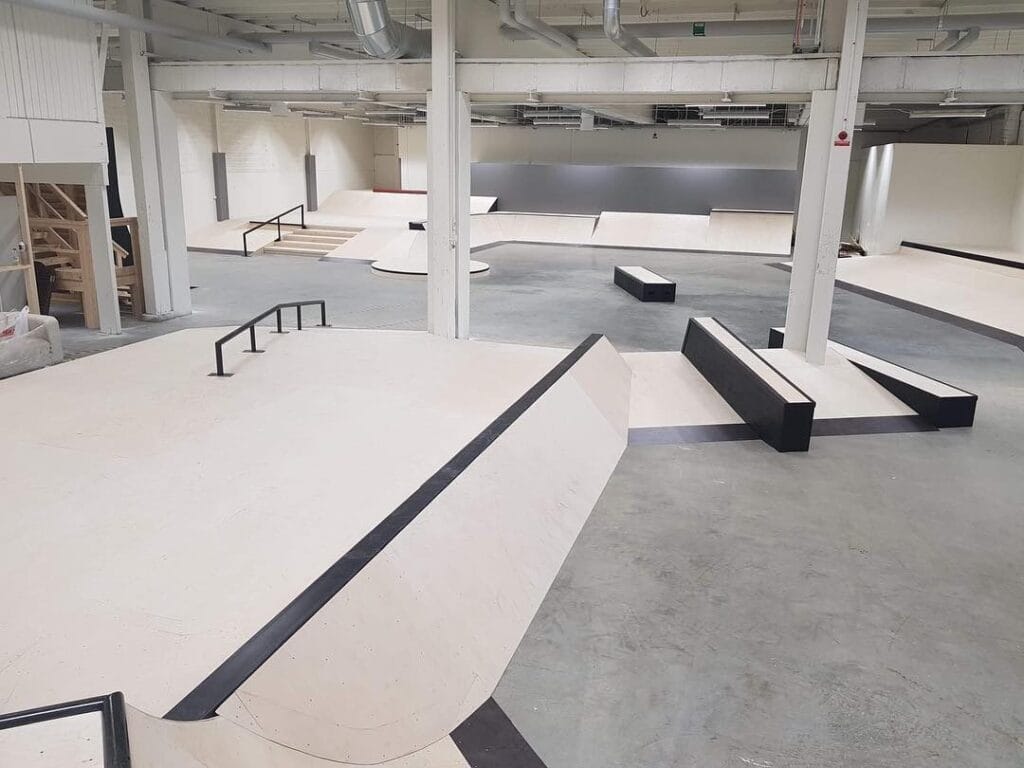 Stor inomhus skateboardpark utan personer