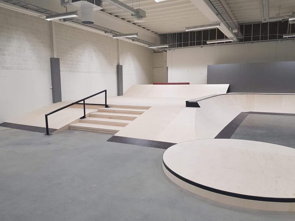 Tom skateboardpark inomhus med ramper