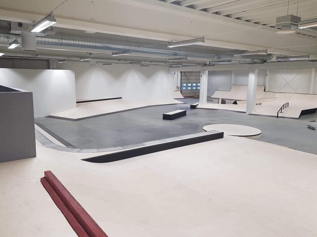 Tom inomhus skatepark med ramper och räcken
